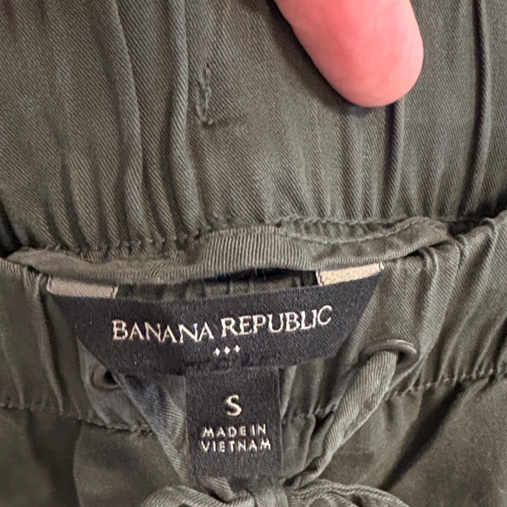 Banana Republic Dark Green Cargo Pants - Picture 2 of 9
